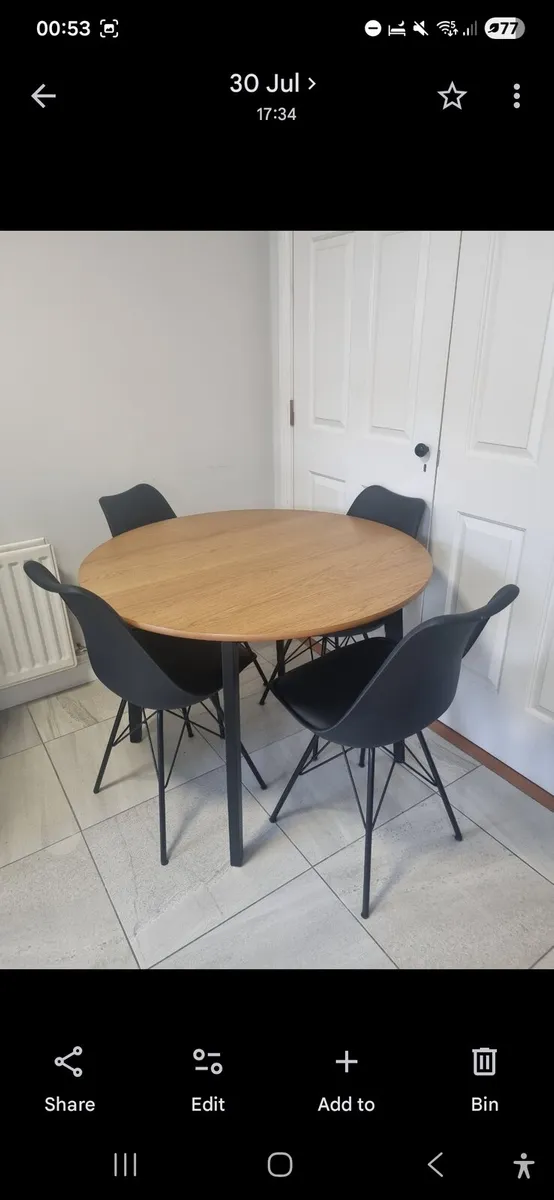 Table and chairs - Image 1