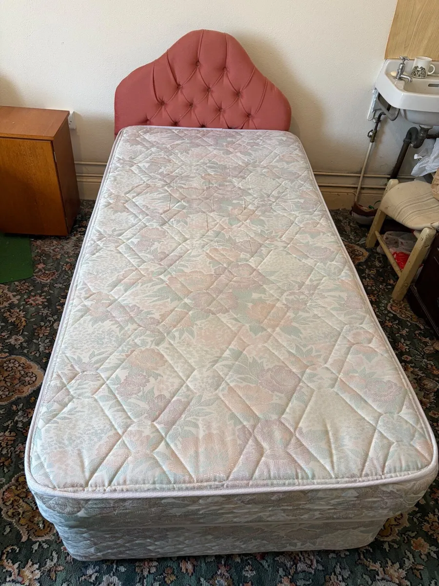 Bed and mattress - Image 3