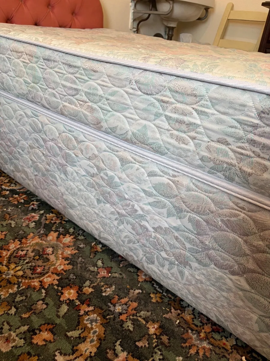Bed and mattress - Image 4