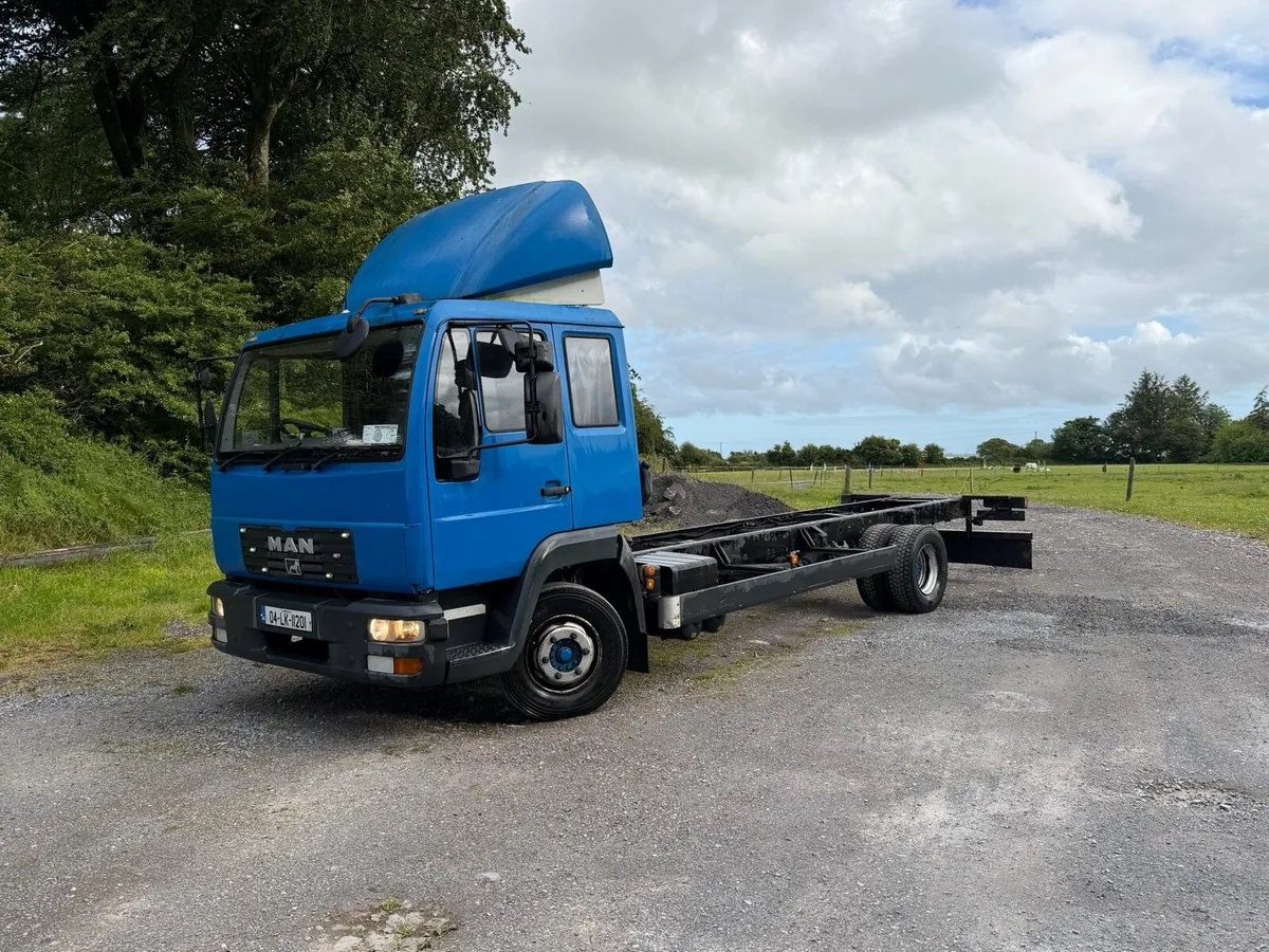 2004 12ton sleeper cab - Image 2