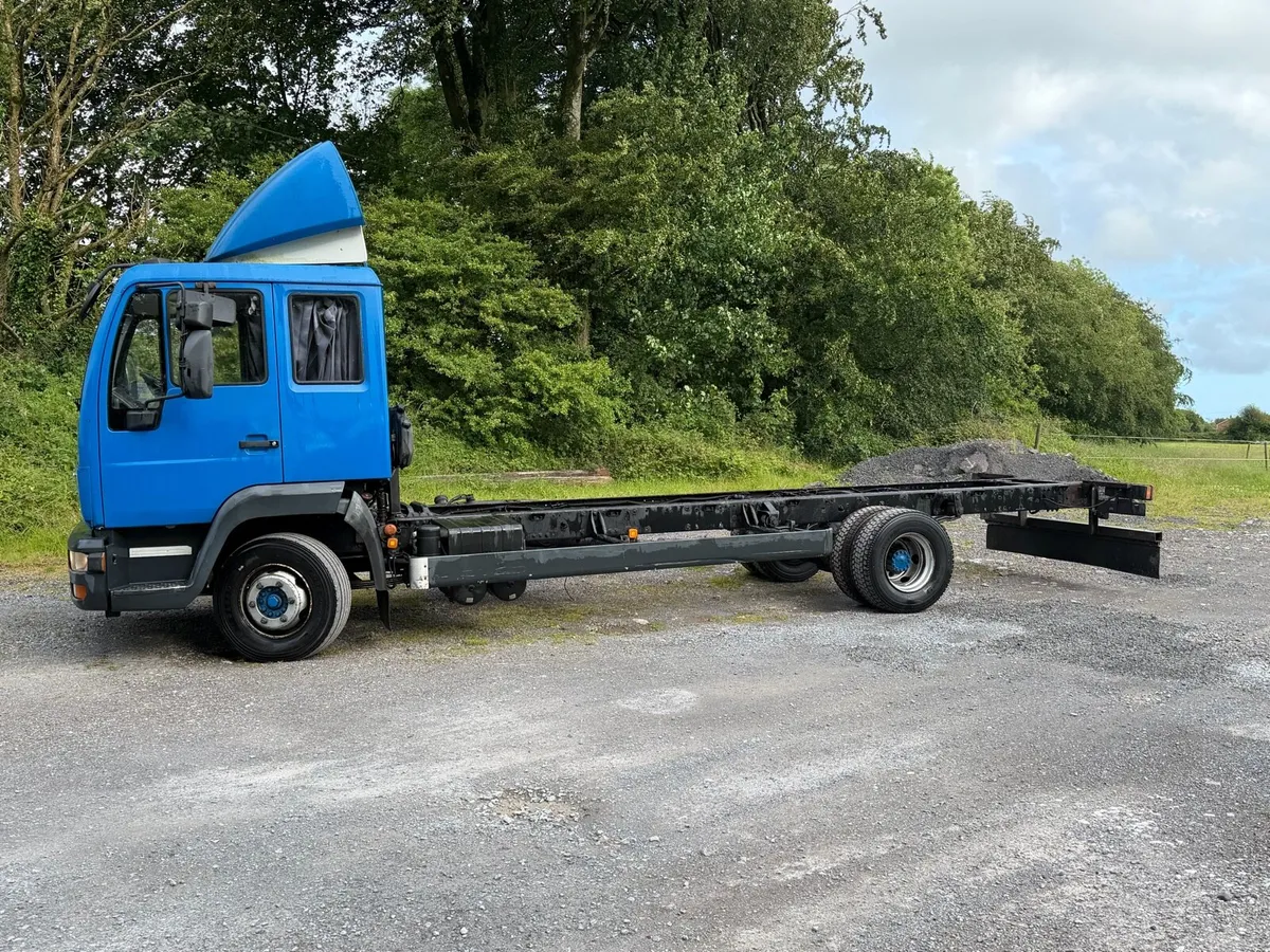 2004 12ton sleeper cab - Image 3