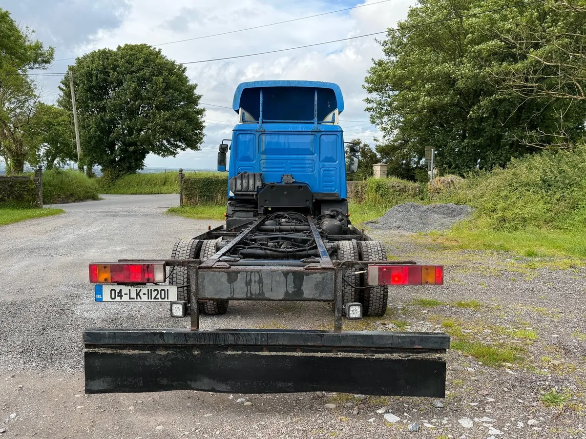 2004 12ton sleeper cab - Image 4