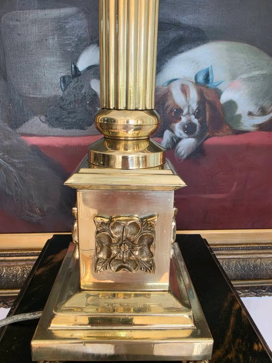 Tall vintage brass Corinthian lamp - Image 3