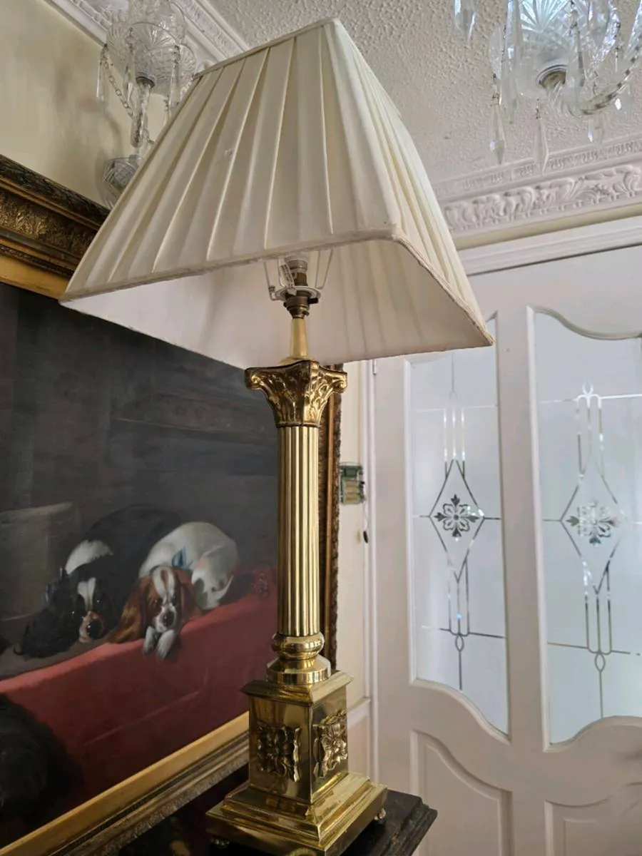 Tall vintage brass Corinthian lamp - Image 2