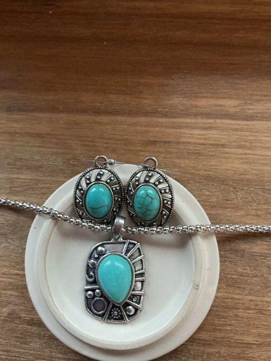 Earrings,necklace and bracelet set - Image 1