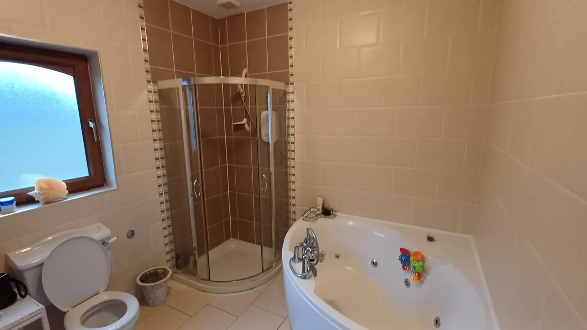Bathroom Suite - Image 4
