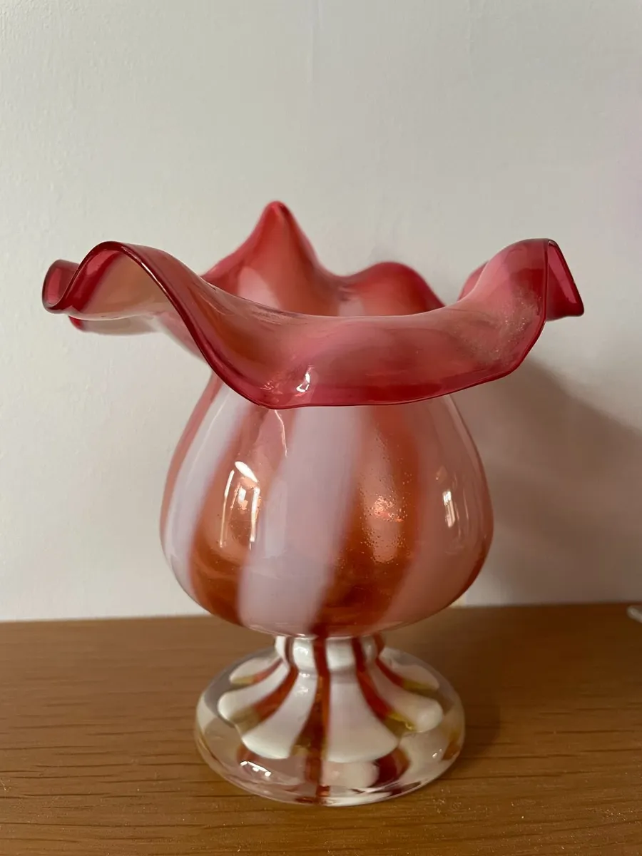Vintage glass handkerchief vase - Image 1