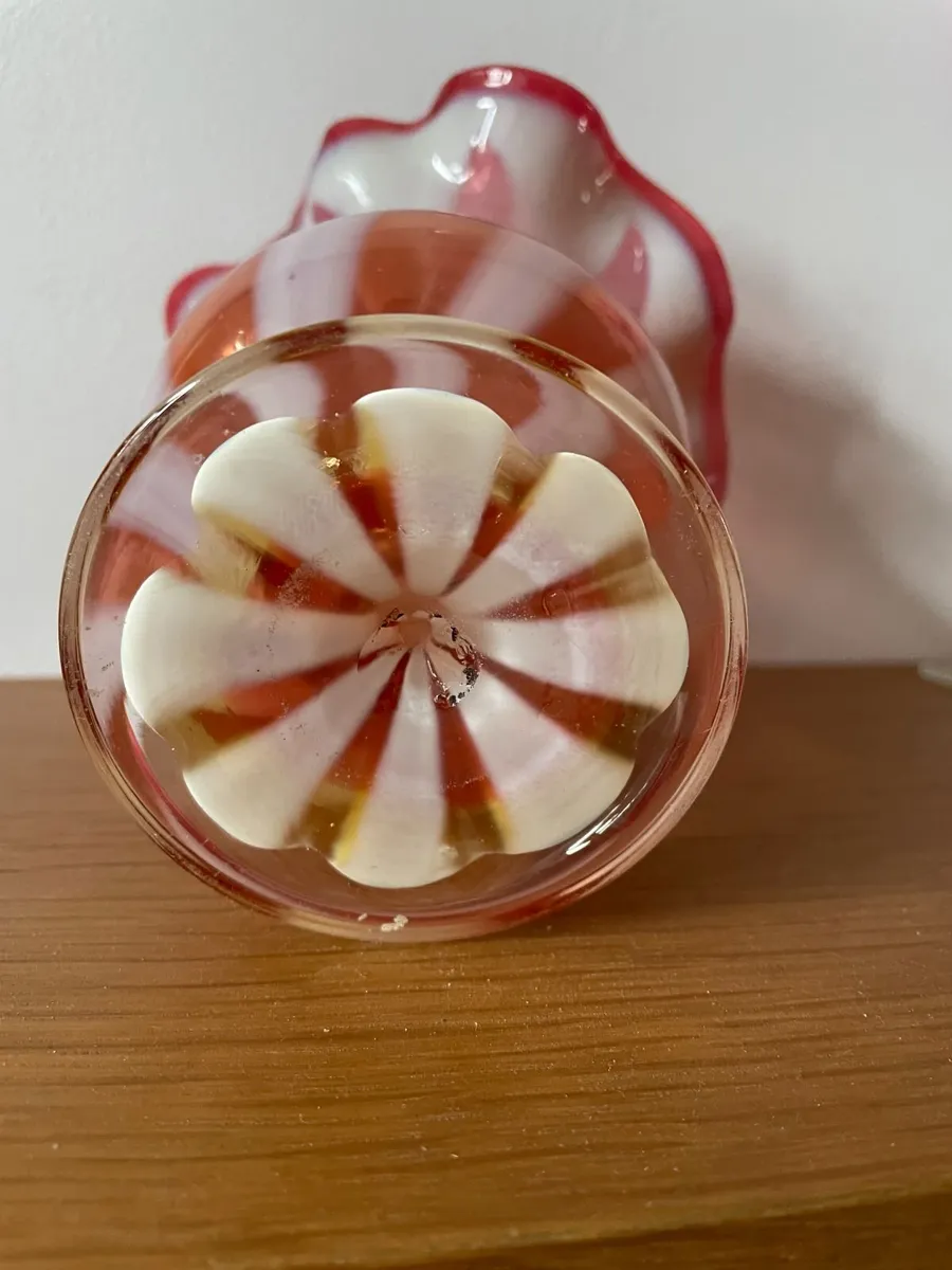 Vintage glass handkerchief vase - Image 2