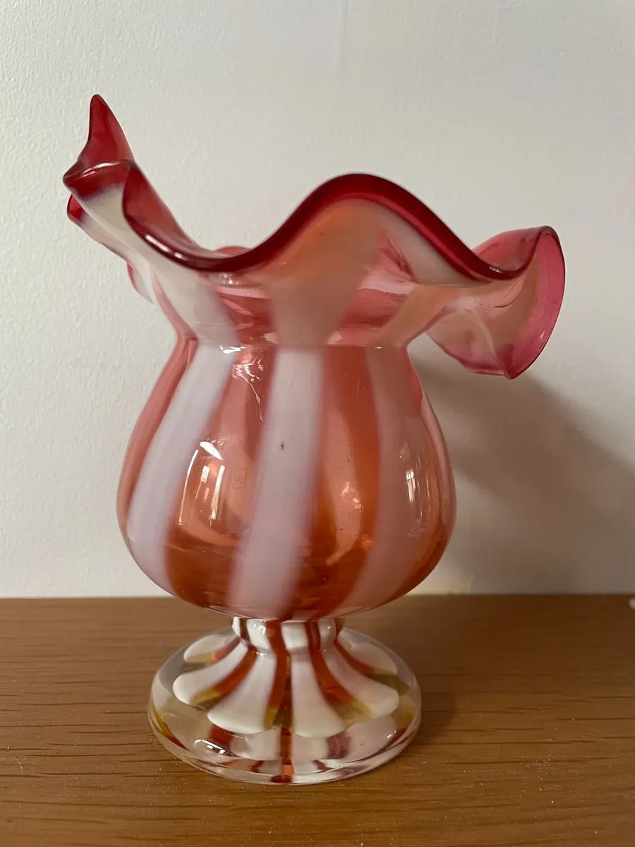 Vintage glass handkerchief vase - Image 3