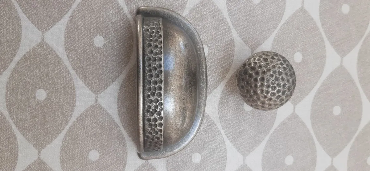 Kitchen cabinet door handles/knobs - Image 1