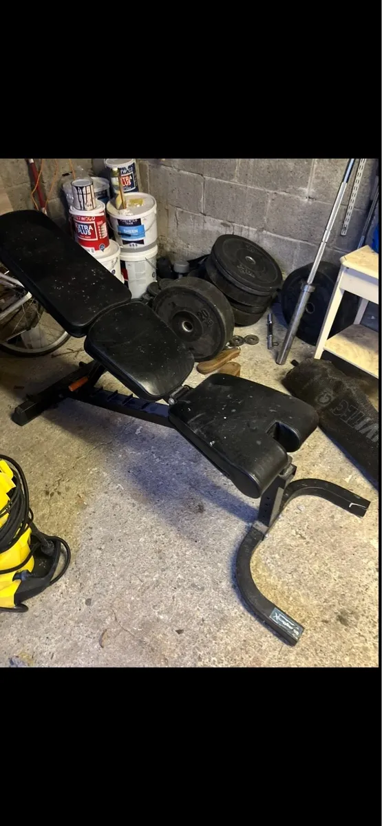Gym equipment bumper plates and Olympic bar - Image 4
