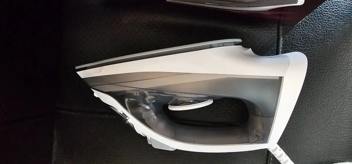 Philips iron + ironing board - Image 1