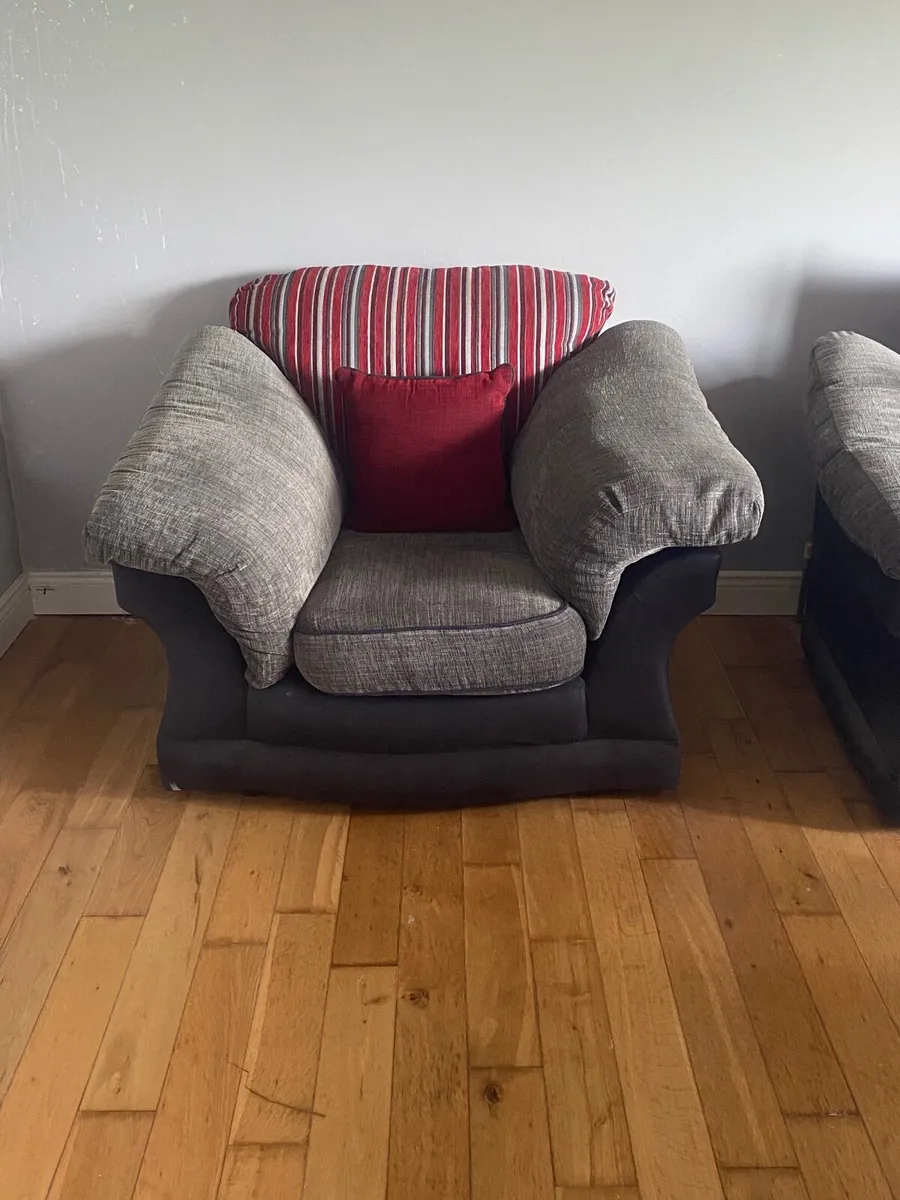Tv table, mirror, coffee table and two end tables - Image 3