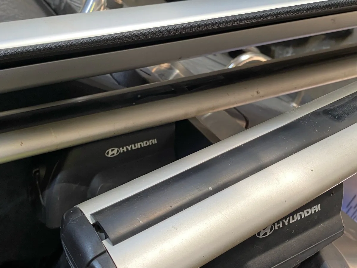 Hyundai Santa Fe Roof Bars & parcel shelf. - Image 1