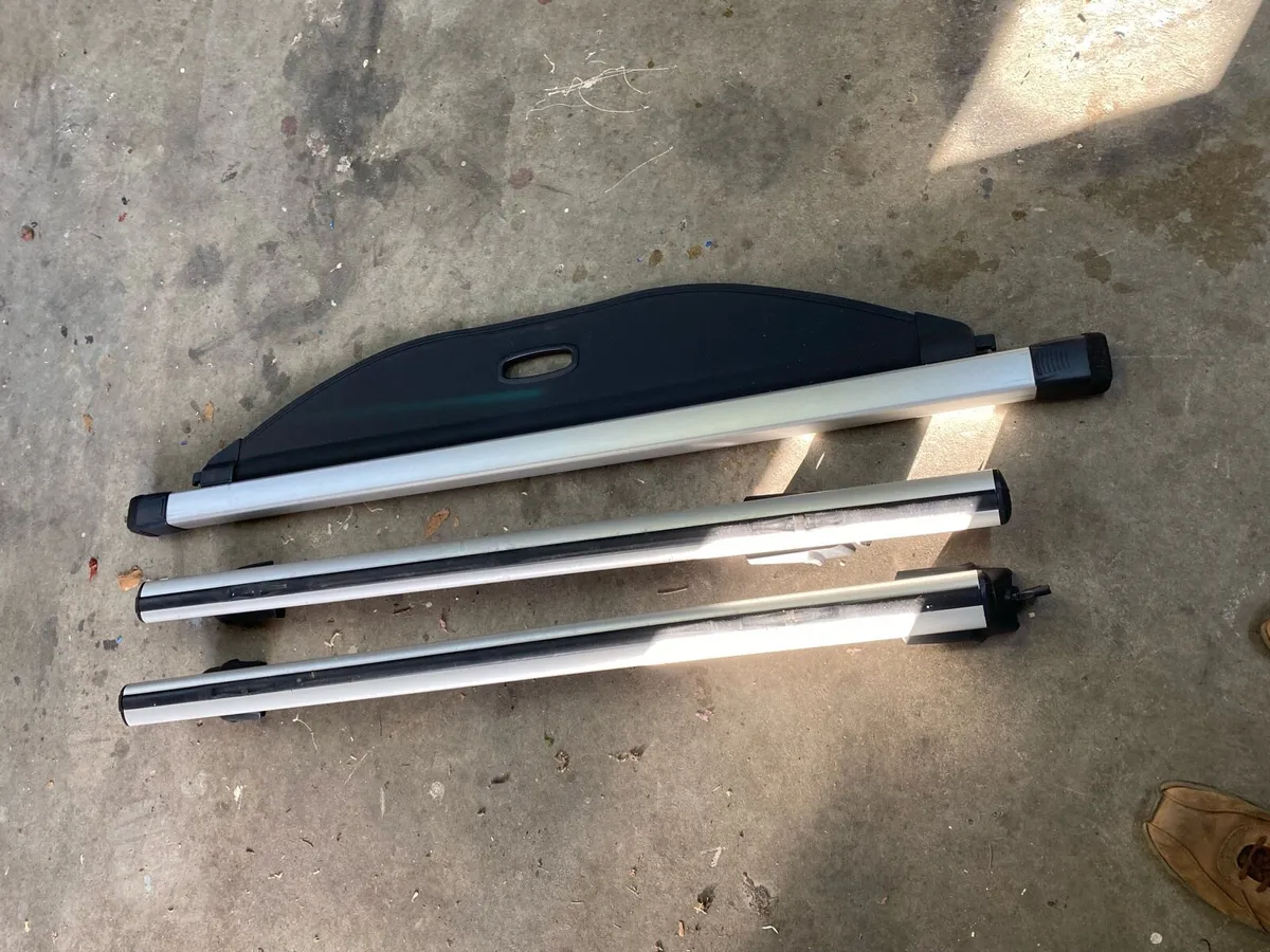Hyundai Santa Fe Roof Bars & parcel shelf. - Image 2