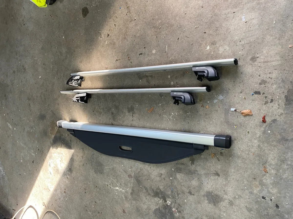 Hyundai Santa Fe Roof Bars & parcel shelf. - Image 3