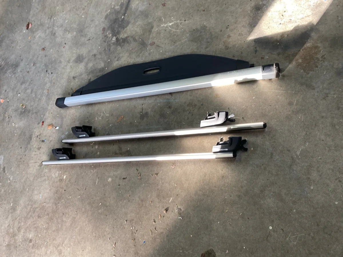 Hyundai Santa Fe Roof Bars & parcel shelf. - Image 4