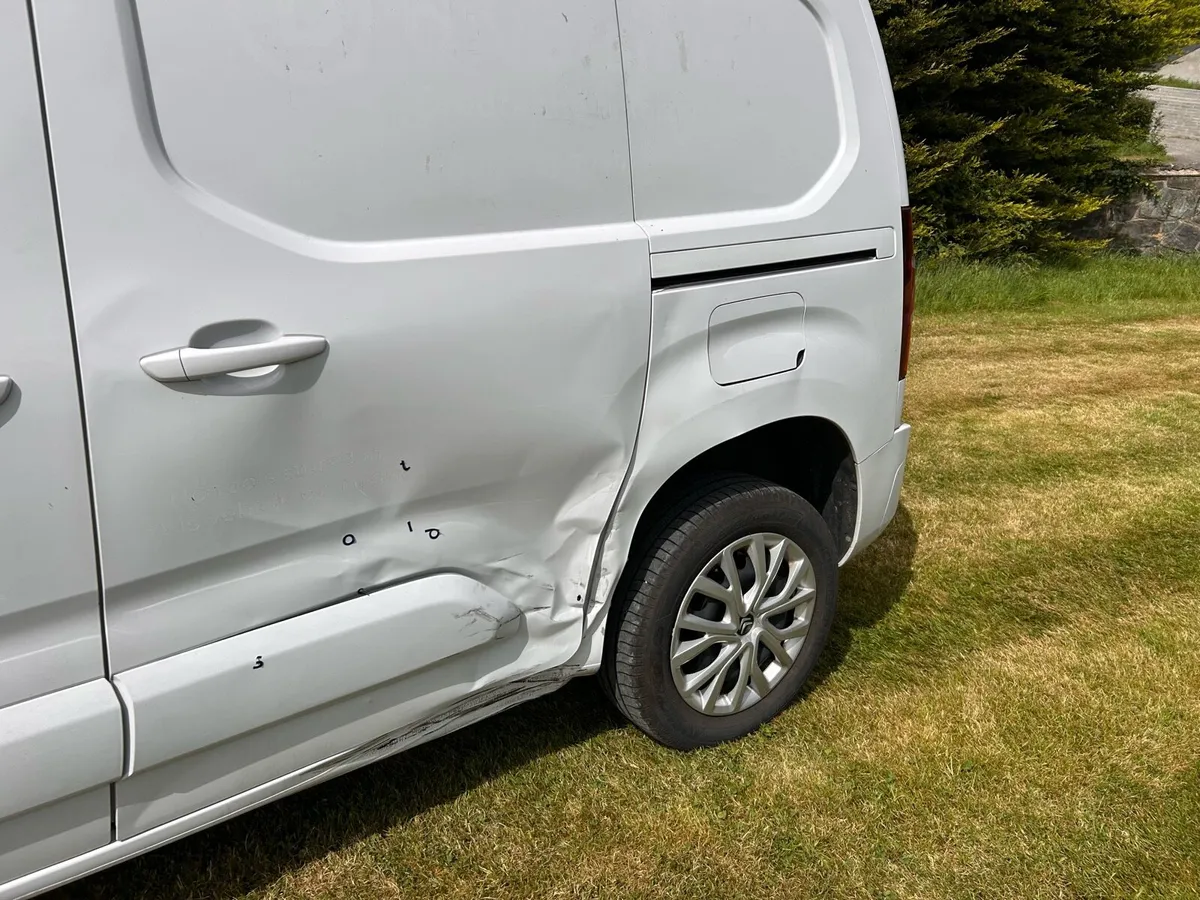 2024 Citreon Berlingo damaged - Image 3
