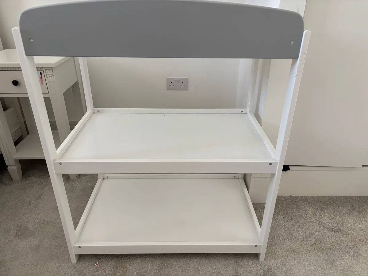 Baby changing table - Image 1