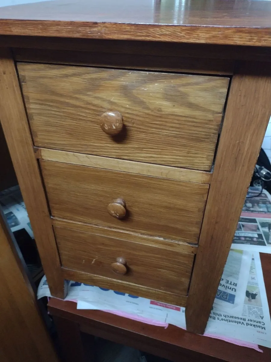 Vintage heavy Oak side table with 3 small drawers - Image 4