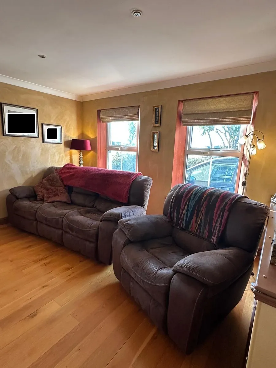 Reclining Sofa and 2 reclining armchairs - Image 1