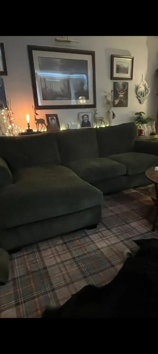 Green velvet chaise sofa - Image 1