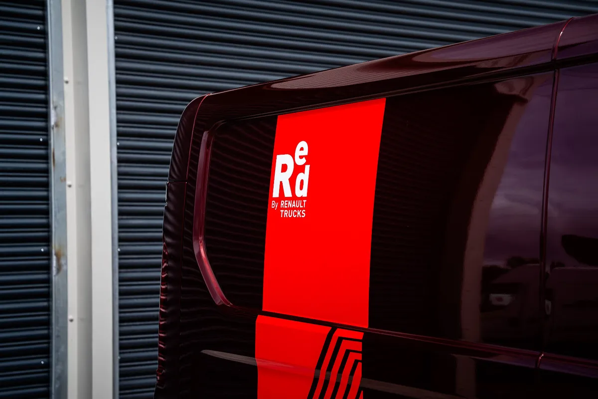 2026 Renault Trafic Exclusive Carmen Red Auto170HP - Image 4