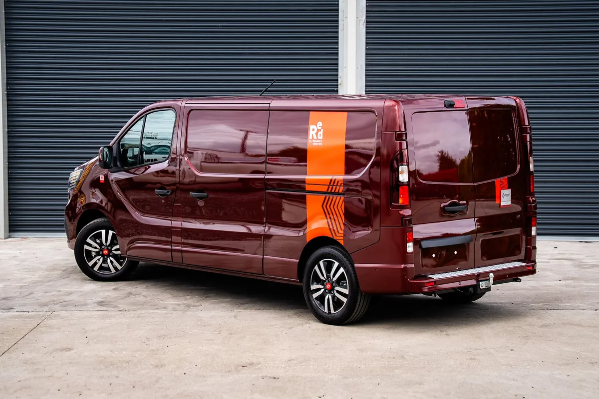 2026 Renault Trafic Exclusive Carmen Red Auto170HP - Image 2