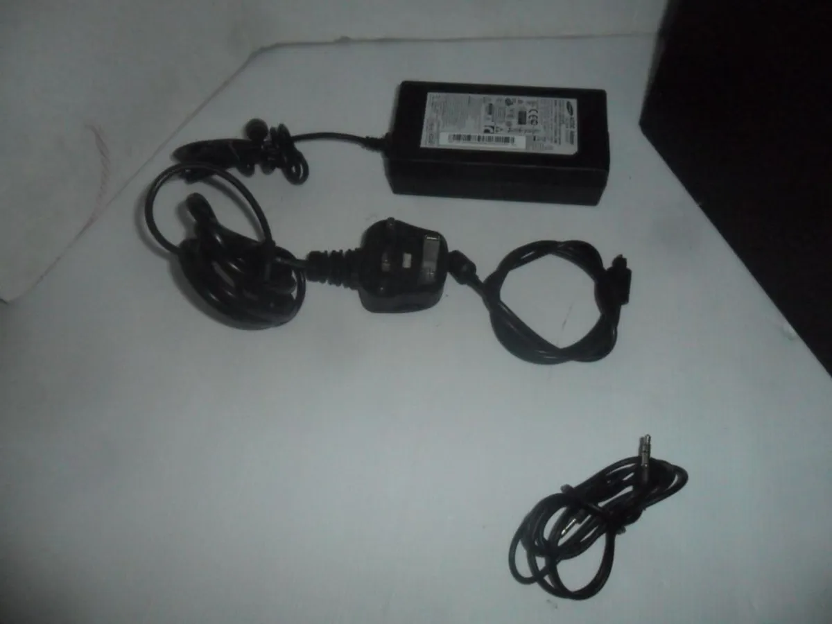 Samsung sound bar with sub - Image 3