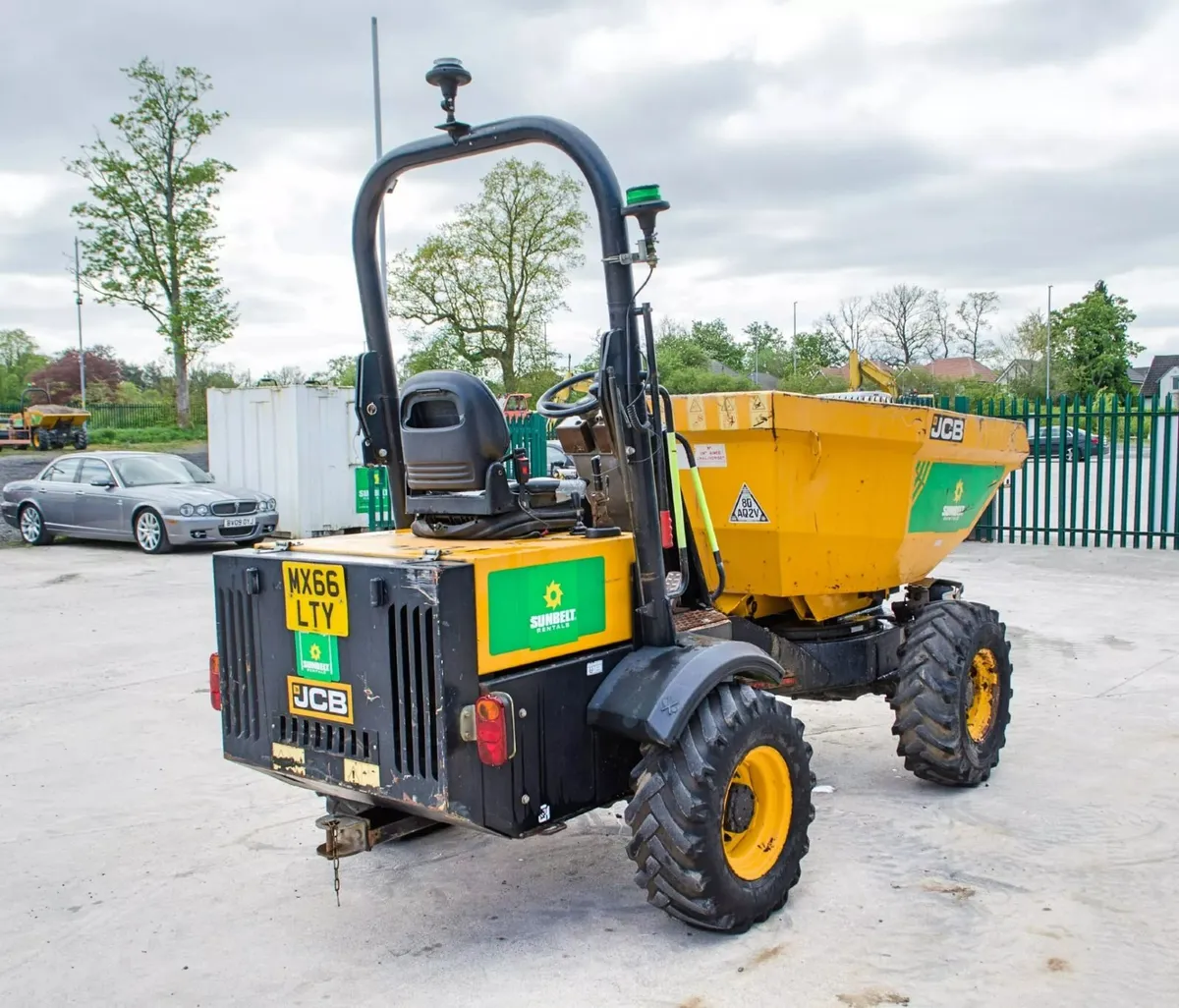 JCB 3 tonne swivel skip dumper - Image 4