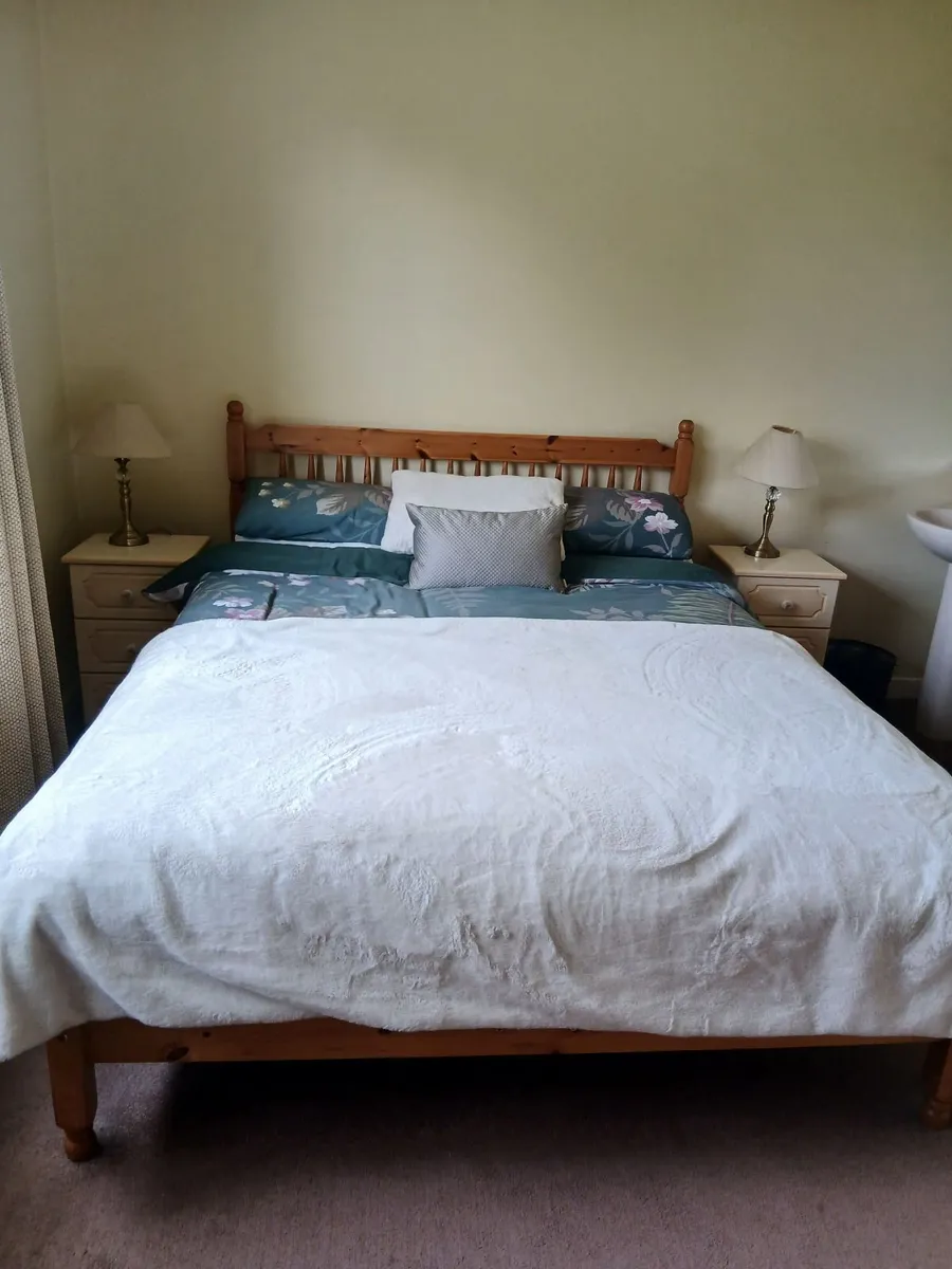 Beds, lockers and lamps - Image 1