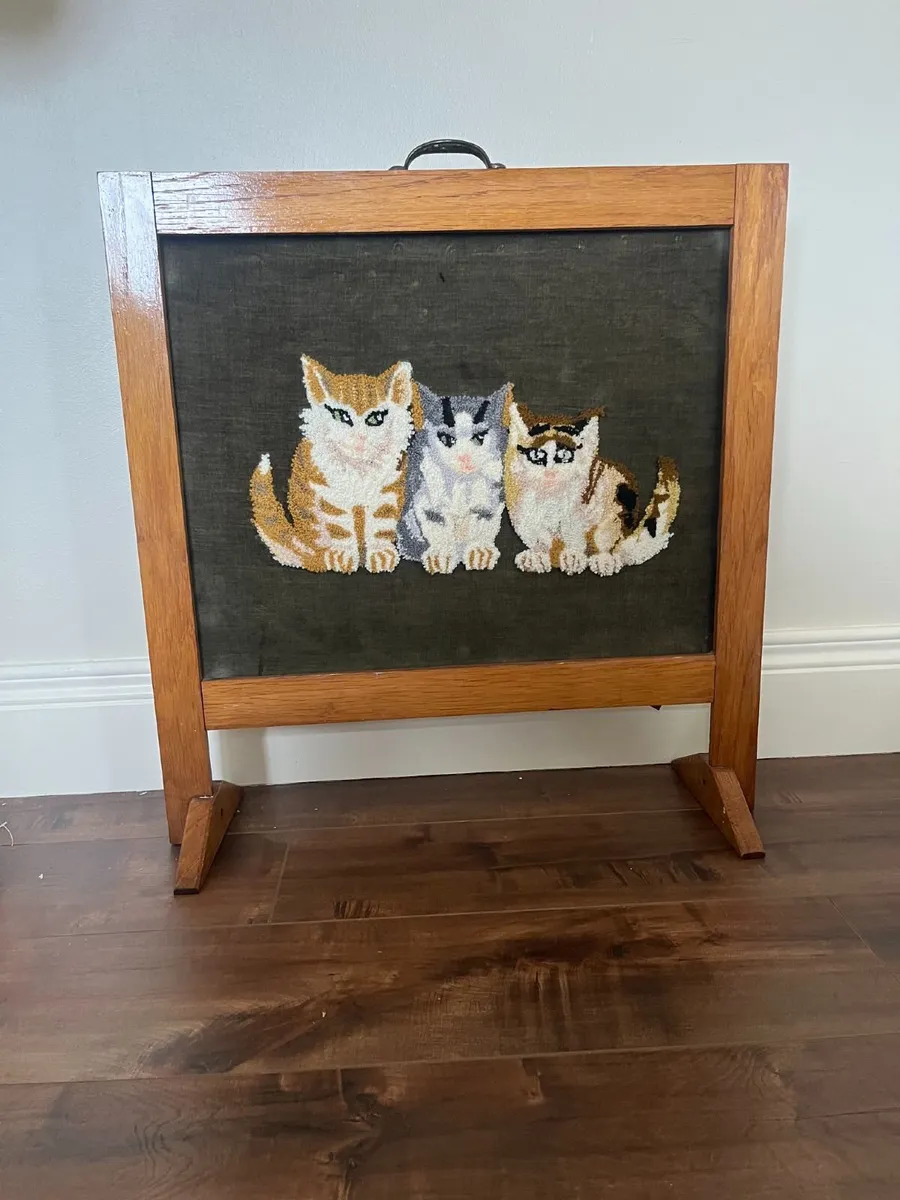 Vintage needlepoint fire screen featuring cats - Image 1