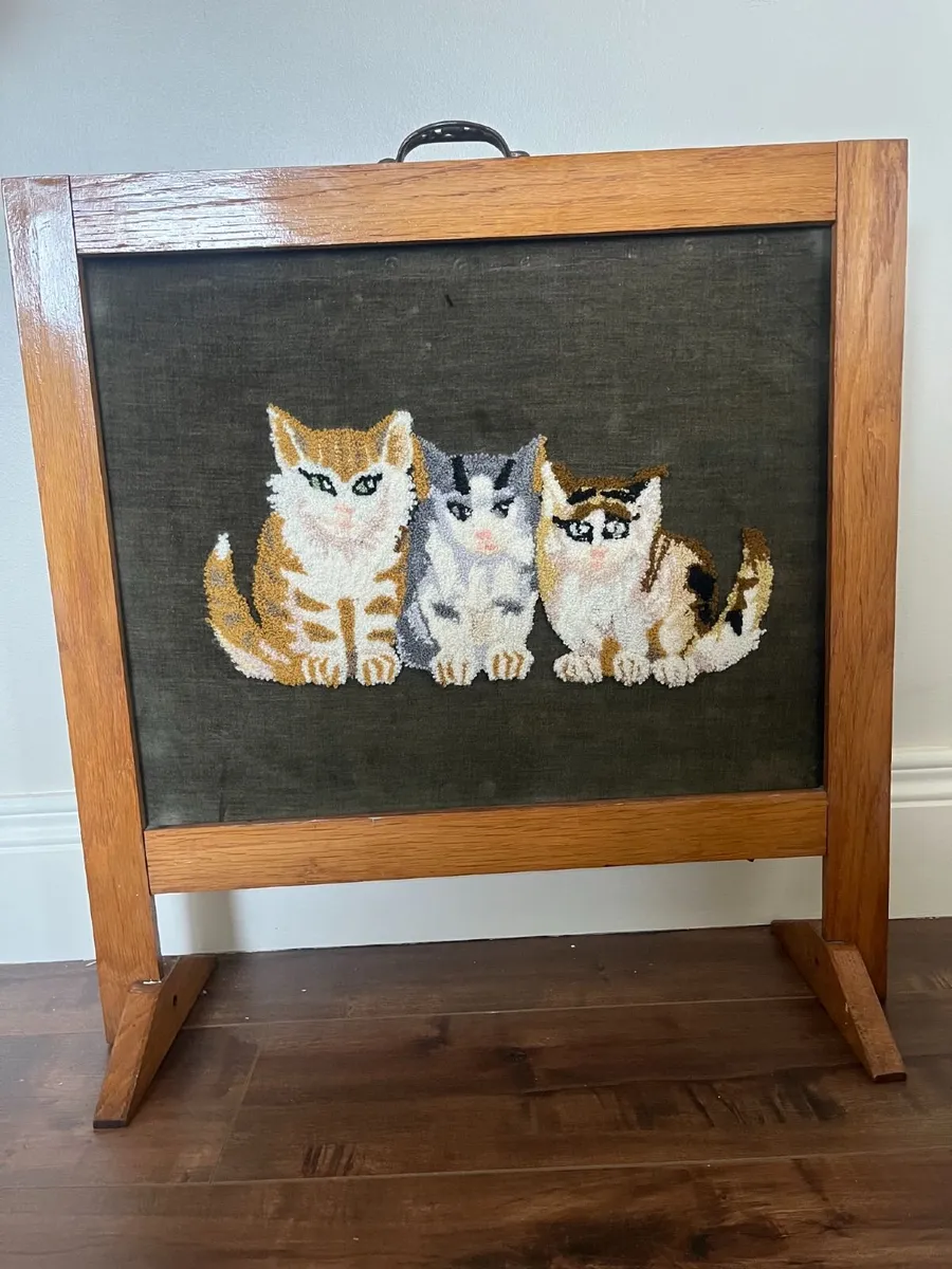 Vintage needlepoint fire screen featuring cats - Image 3