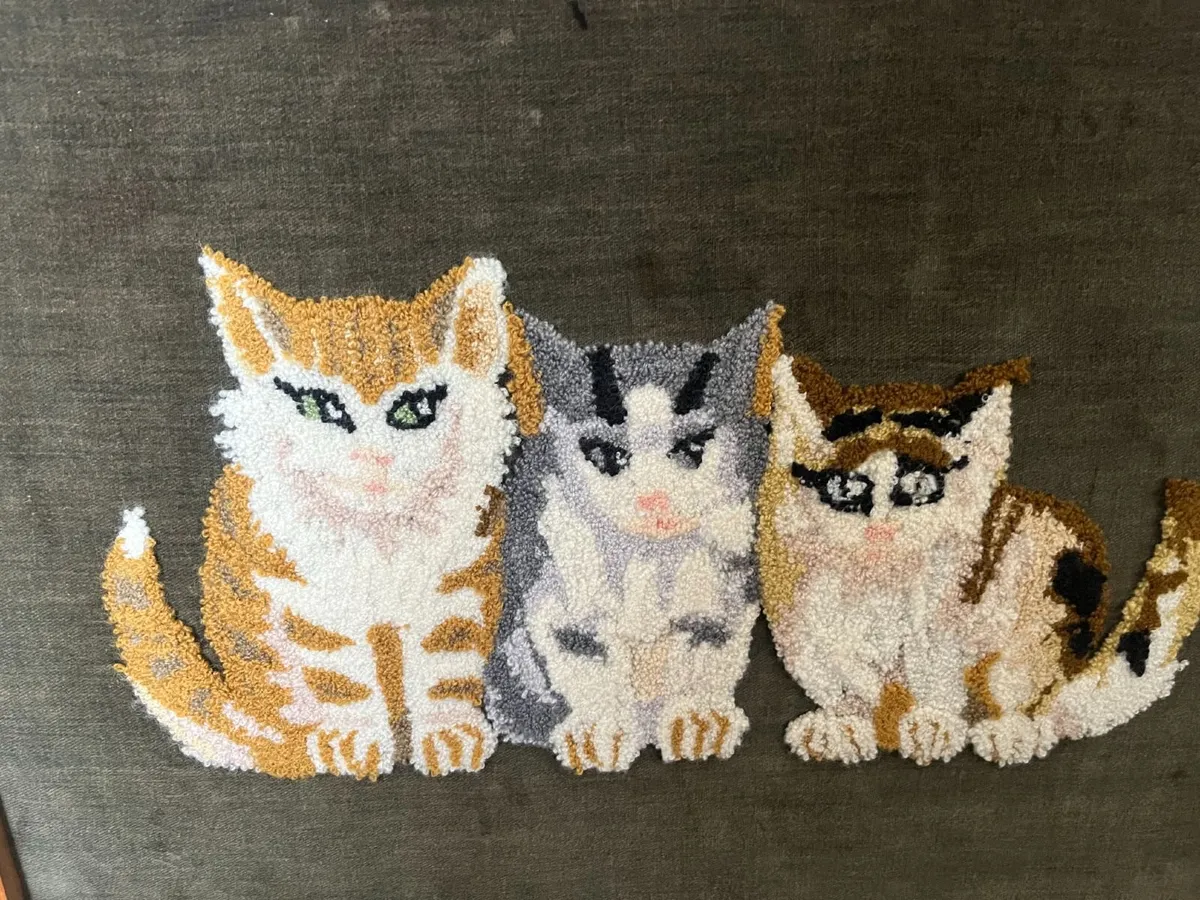 Vintage needlepoint fire screen featuring cats - Image 4