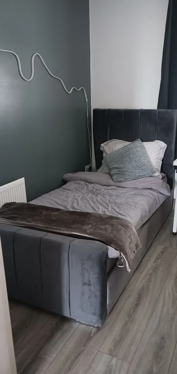 Bed - Image 1