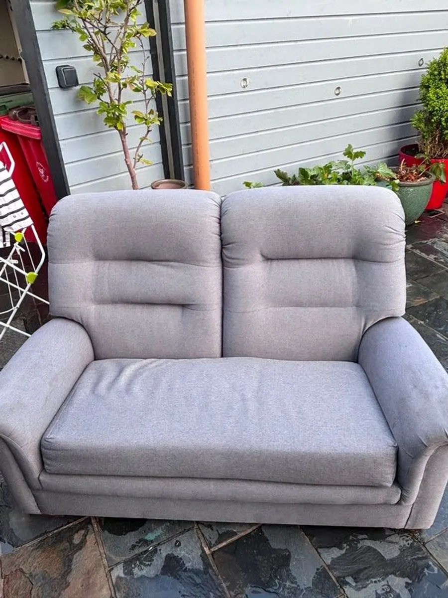Sitting room  2 seater couch+ 2 arm chairs - Image 2