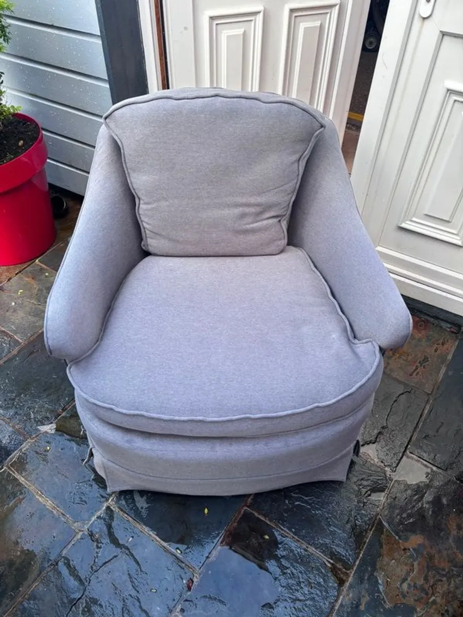 Sitting room  2 seater couch+ 2 arm chairs - Image 3