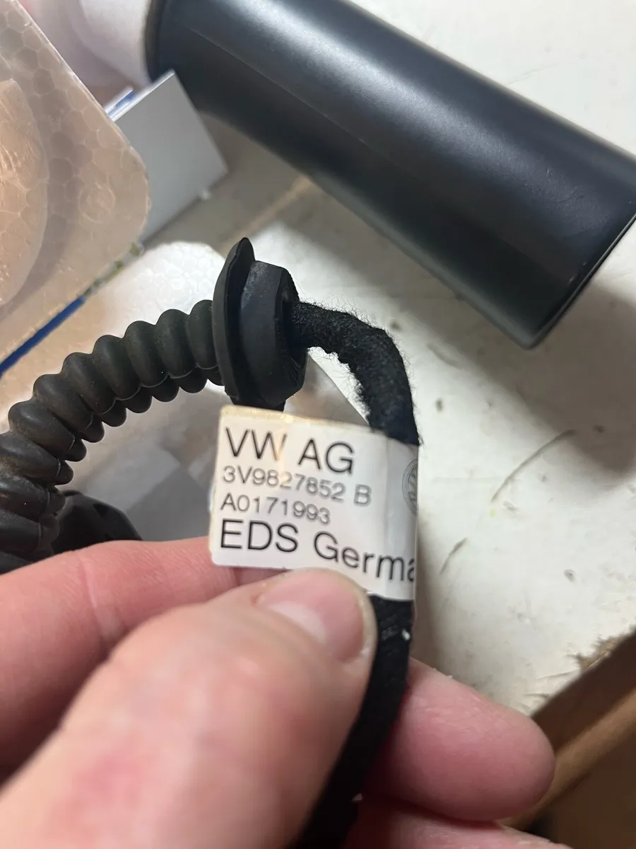 Electric Boot Strut for Skoda Superb - Image 2