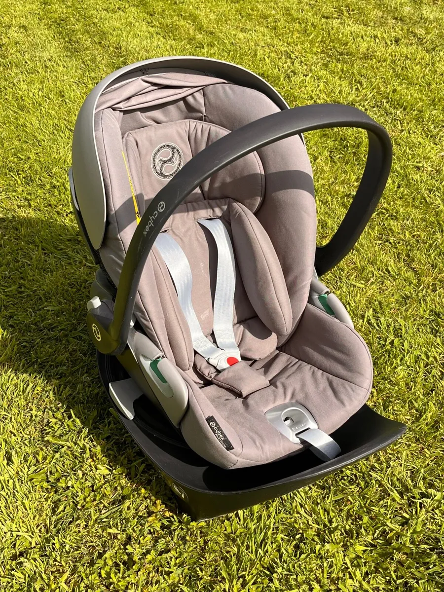 Cybex Cloud Z i-Size Car Seat + Rotating Base Z - Image 1