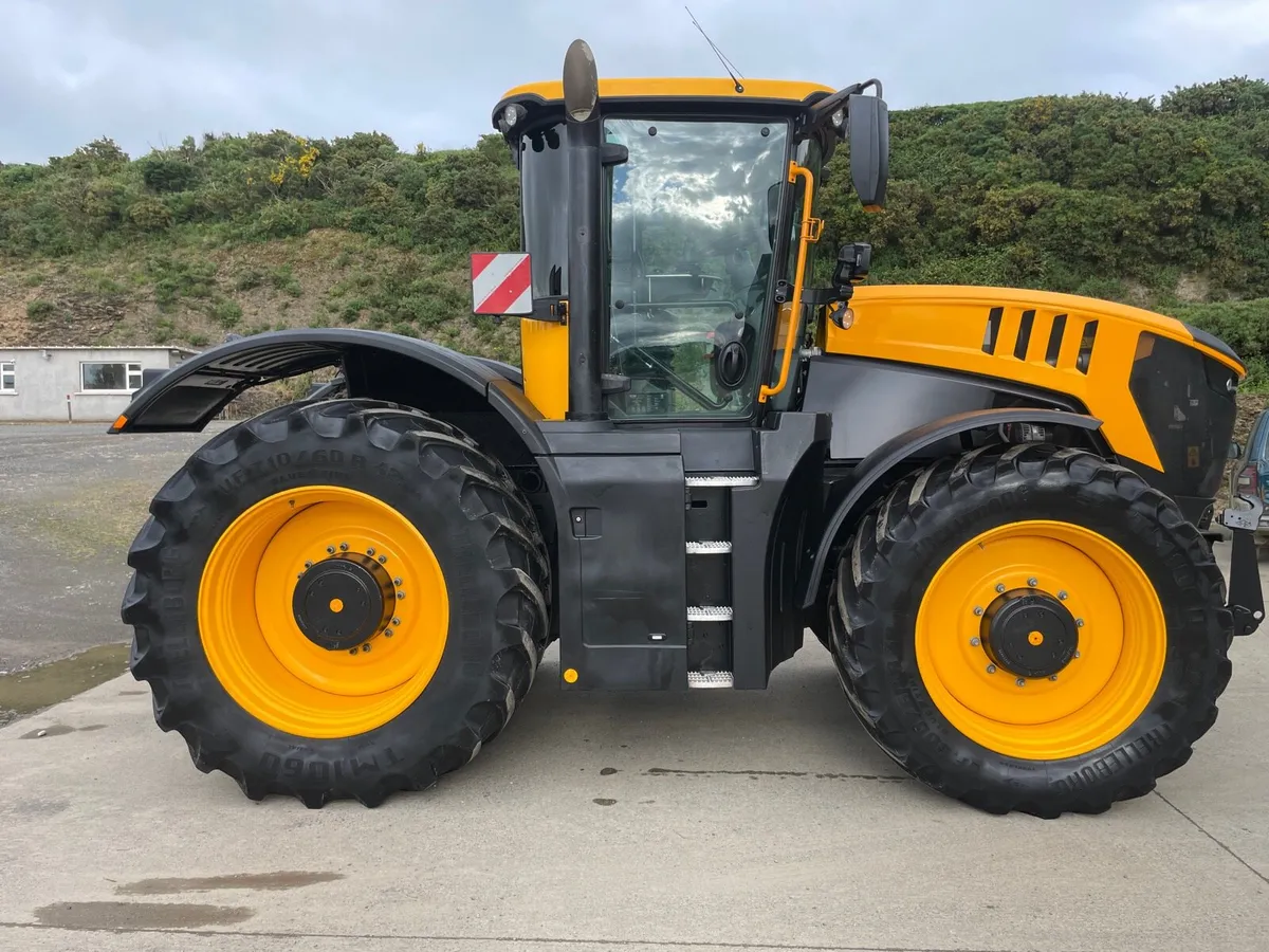 JCB FASTRAC 8330 Stage V - Image 1