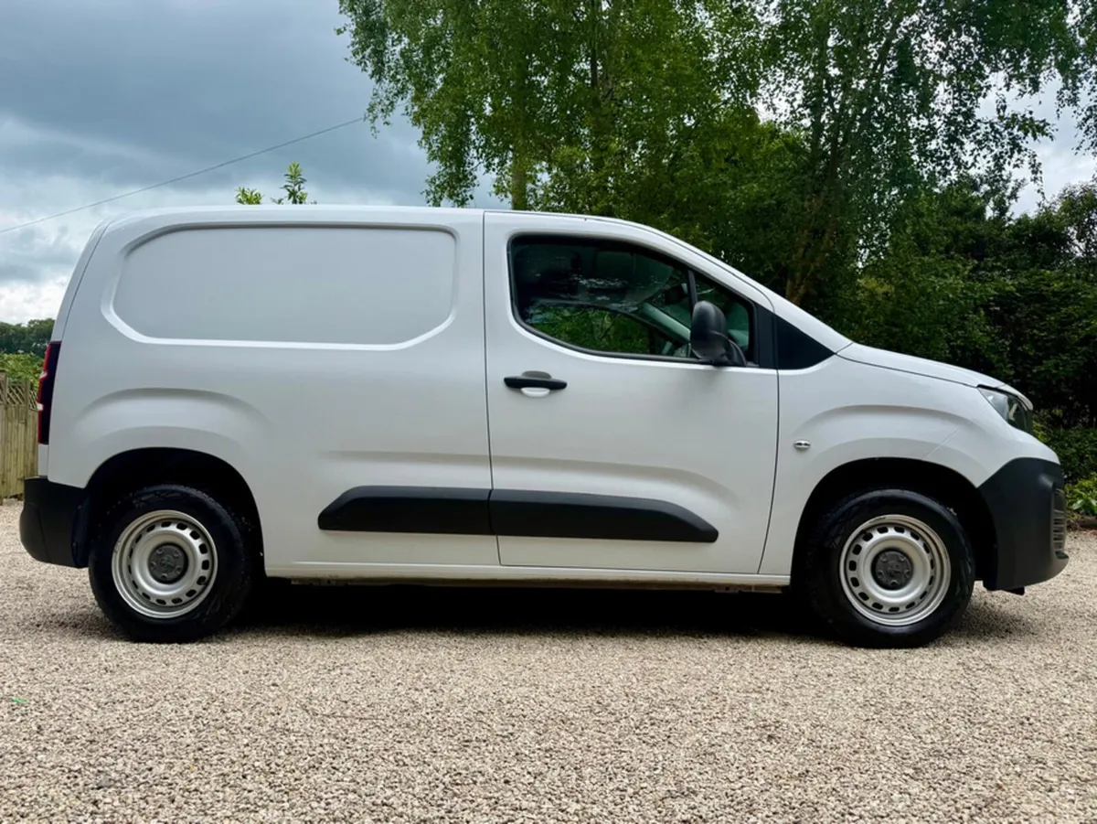 Peugeot Partner ACTIVE PLUS 3 SEAT 1.5 BLUE HDI - Image 2