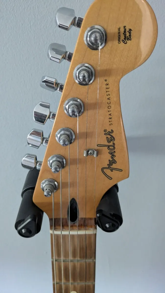 Fender Stratocaster - Image 3