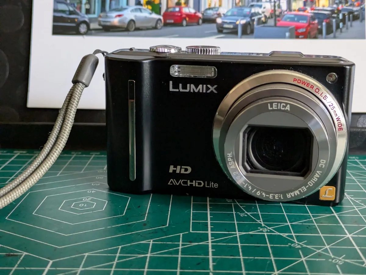 Panasonic Lumix TZ10 - Image 2