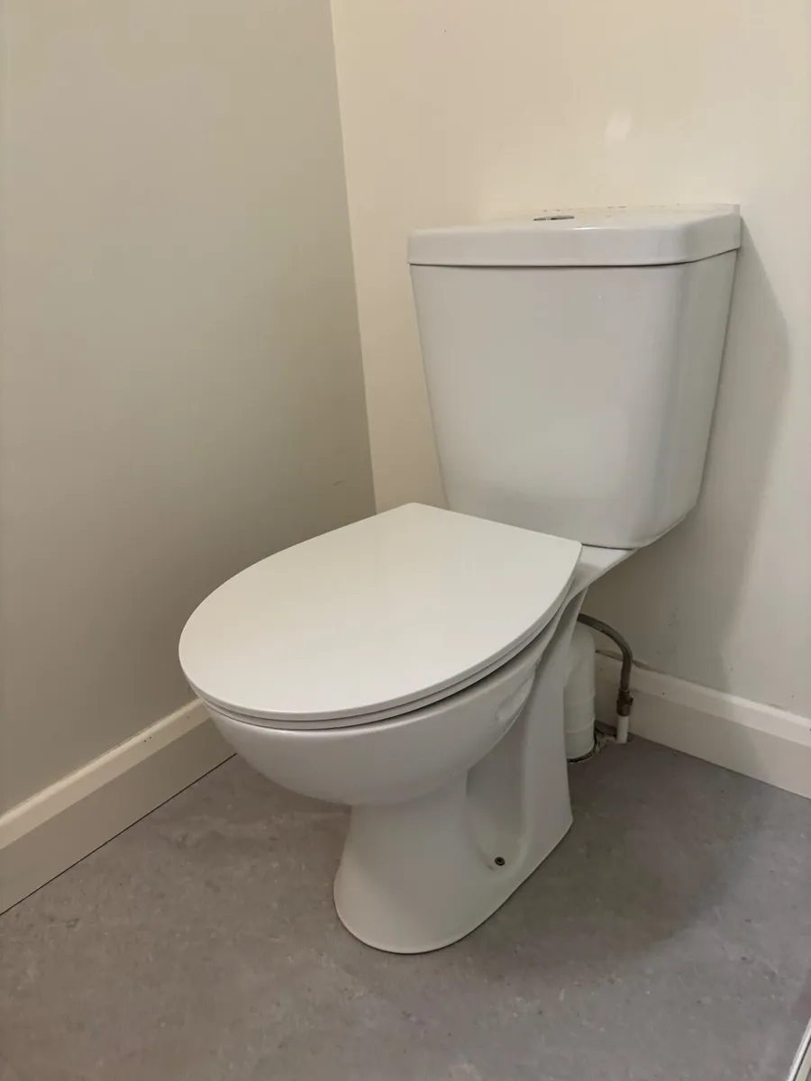 Toilet, Sink, Shower & Radiator - Image 4