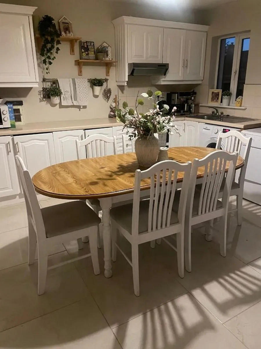 Kitchen table and chairs - Image 1