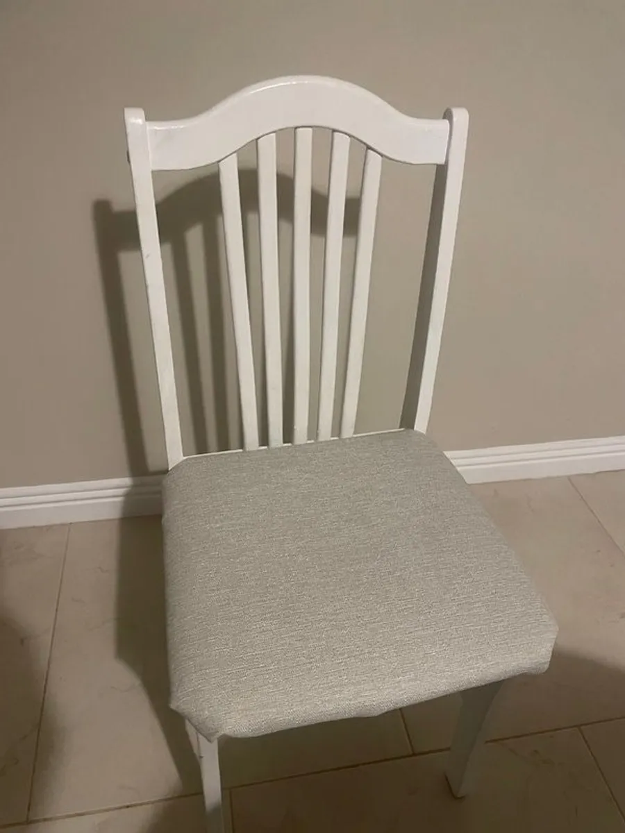 Kitchen table and chairs - Image 2