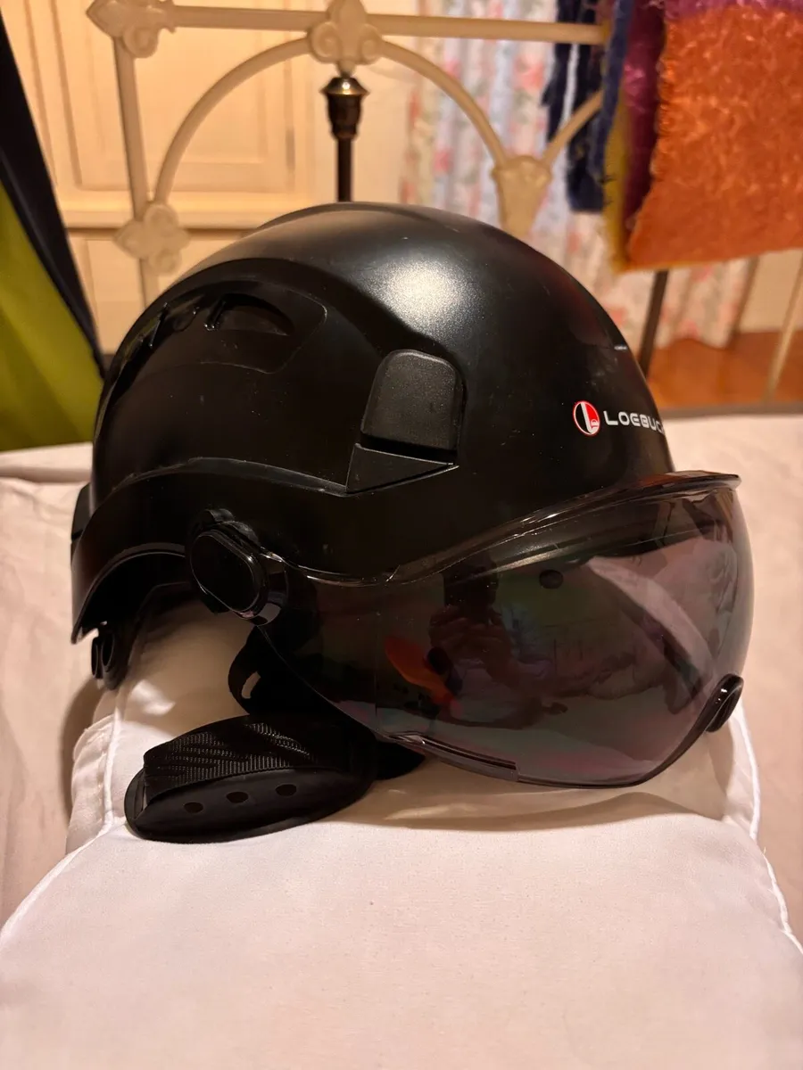 Hard hat with built in visor & detachable earguard - Image 3