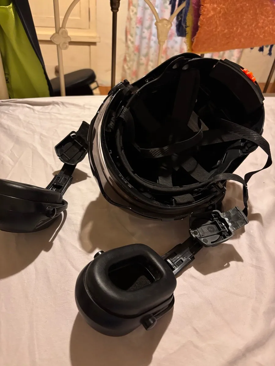 Hard hat with built in visor & detachable earguard - Image 1