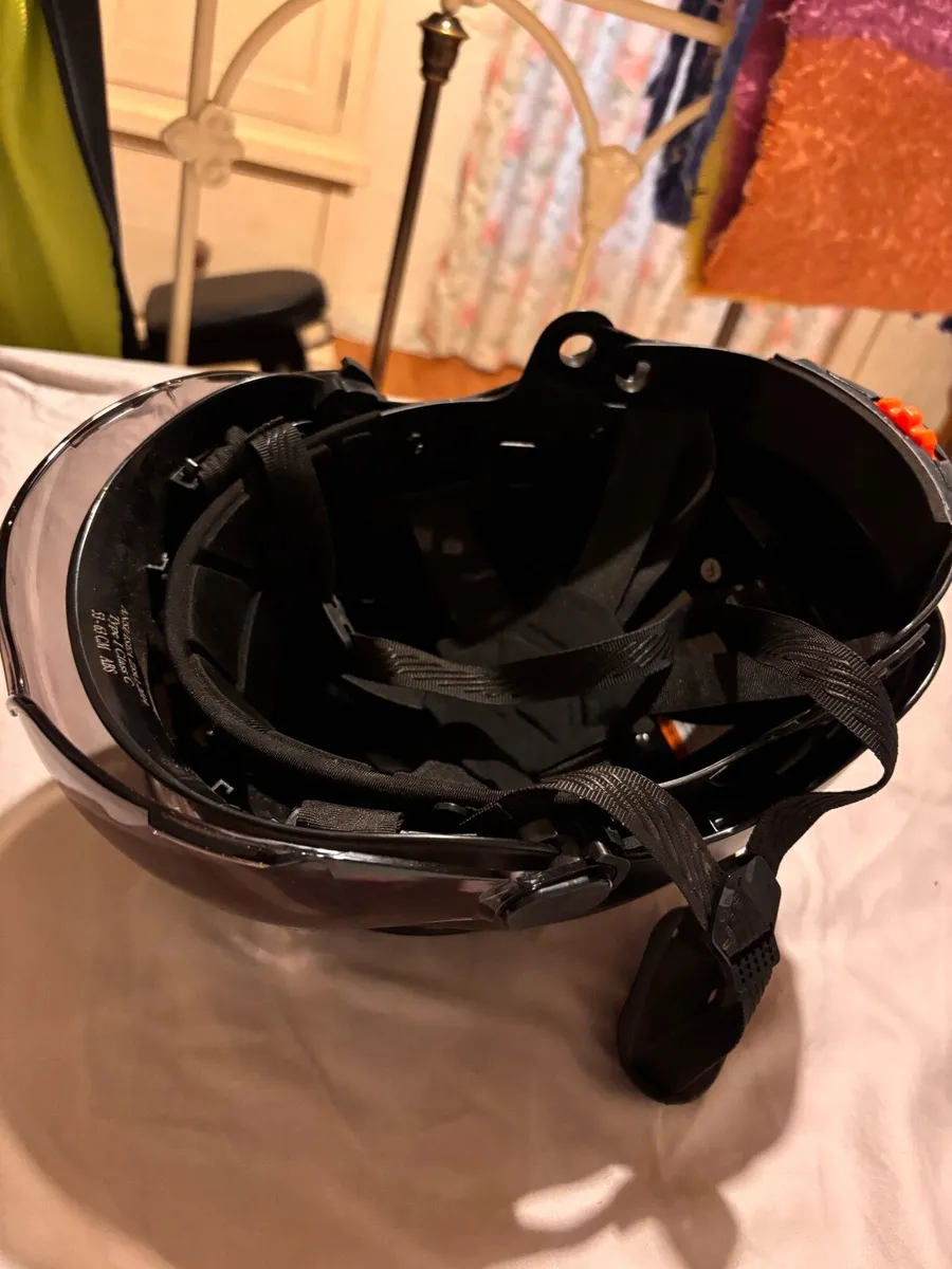 Hard hat with built in visor & detachable earguard - Image 2