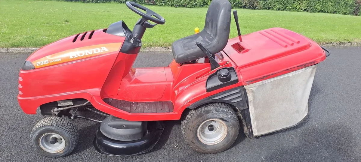 Honda 2315 V-Twin Ride-on Lawnmower - Image 1